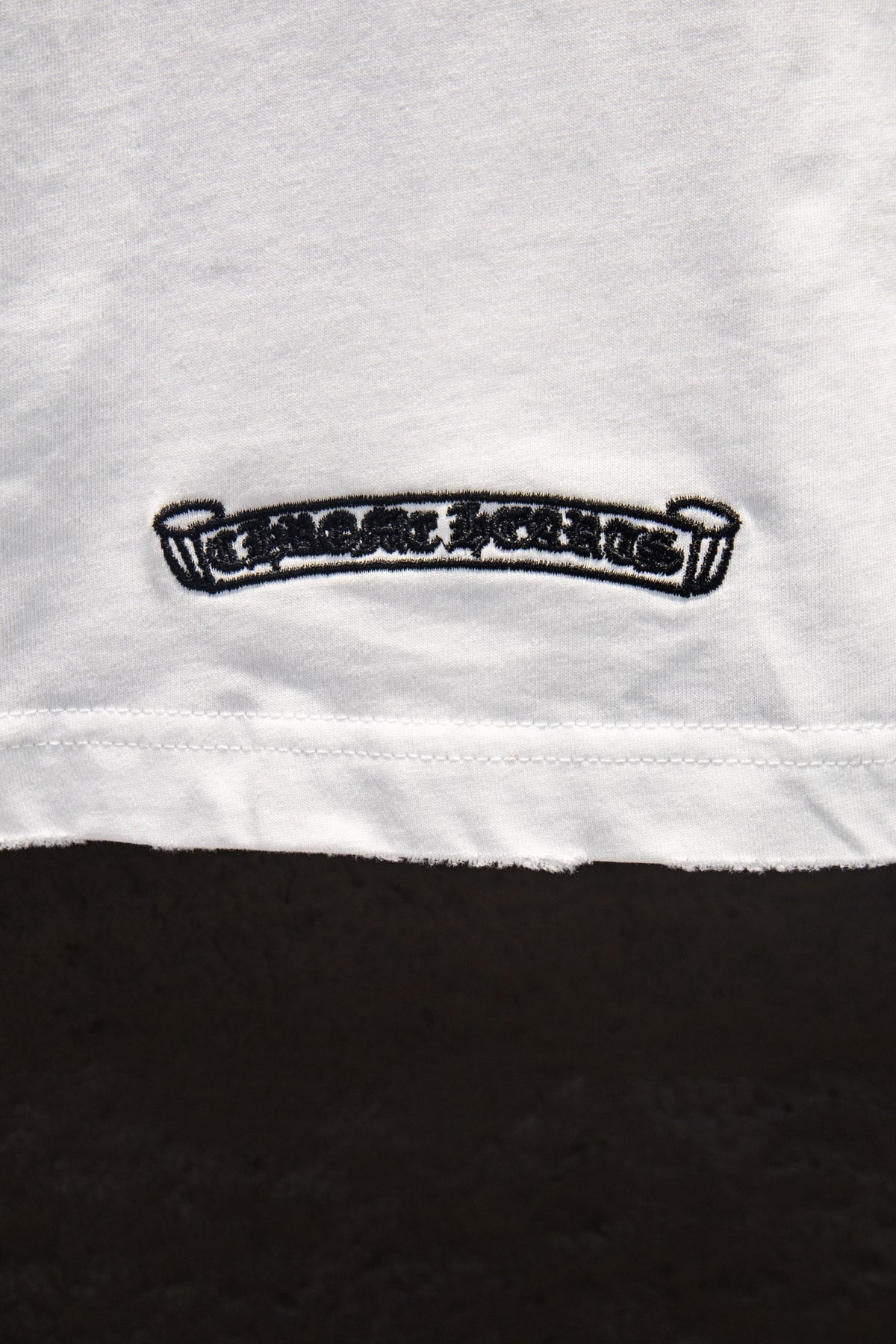 Playera Chrome Hearts CH 33 Parches Negros Blanca — banda en el dobladillo