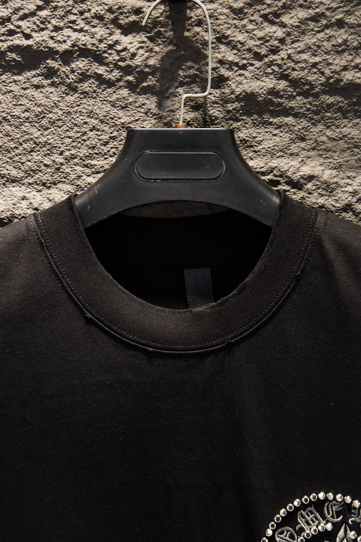 Playera Chrome Hearts Cruz de Estoperoles Negra — cuello