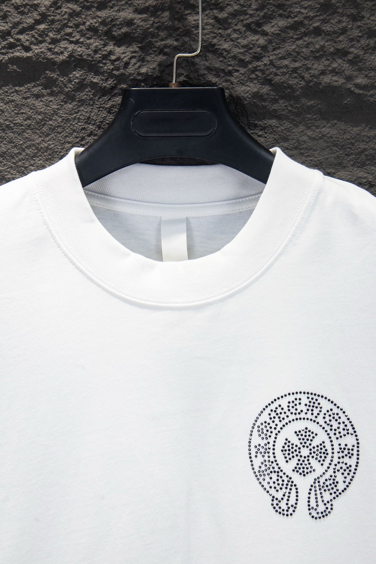 Playera Chrome Hearts Herradura y Dagas de Pedrería Manga Larga Blanca — cuello