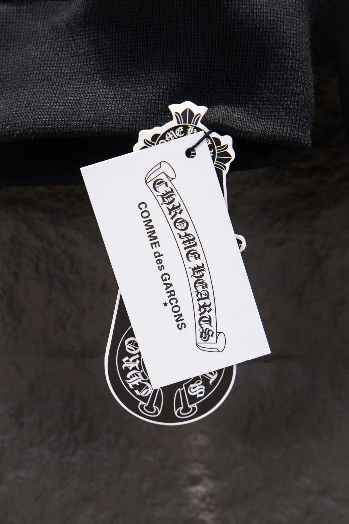 Sudadera Chrome Hearts Cruces y CH Tono sobre Tono Negra — etiqueta colgante
