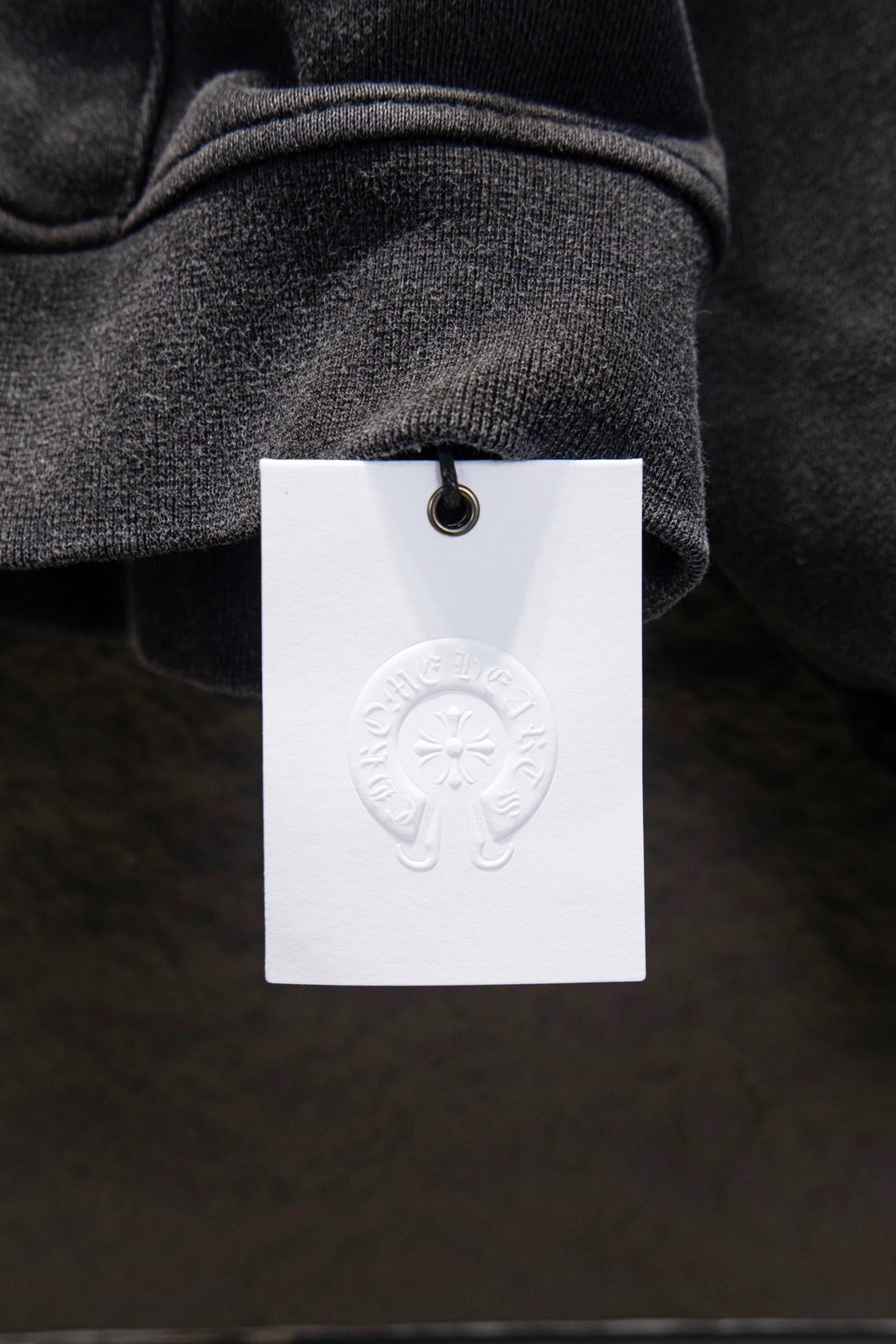 Sudadera Chrome Hearts Daga y Mangas Estampadas Negra Deslavada — etiqueta colgante