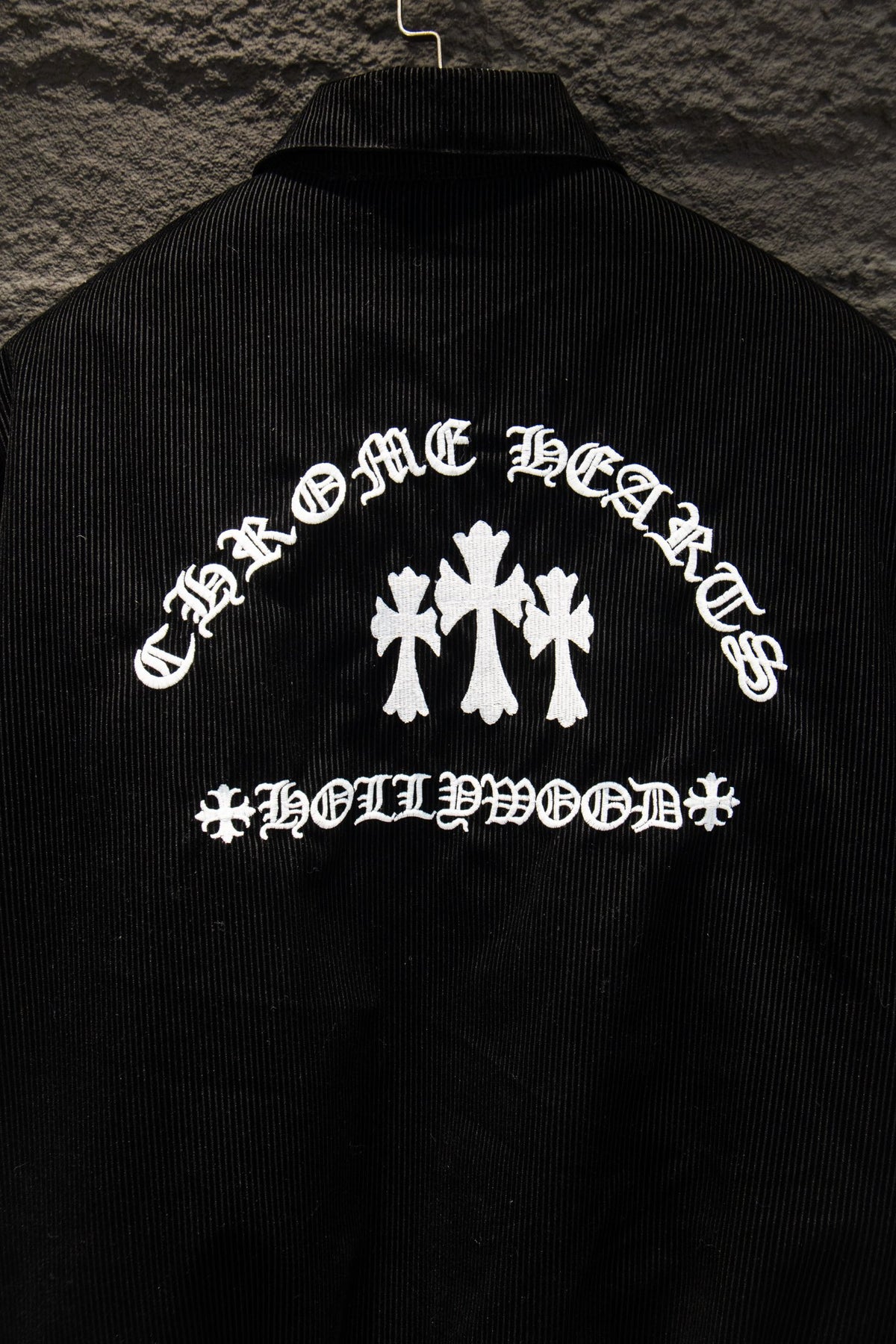 Chamarra Chrome Hearts de Pana Hollywood Negra — bordado de la espalda