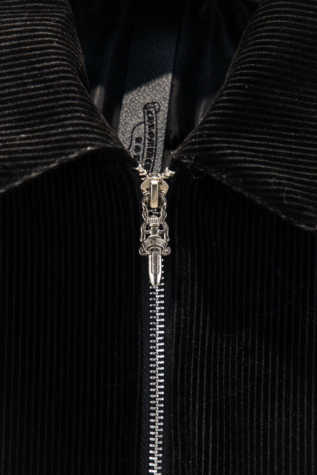 Chamarra Chrome Hearts de Pana Hollywood Negra — cierre con jalador de daga
