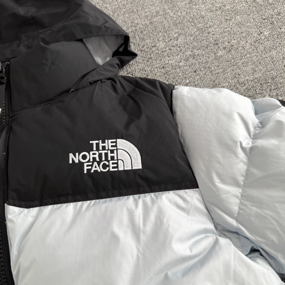 Chamarra The North Face Nuptse Azul Cielo — logo bordado
