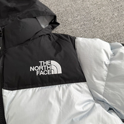 Chamarra The North Face Nuptse Azul Cielo — logo bordado