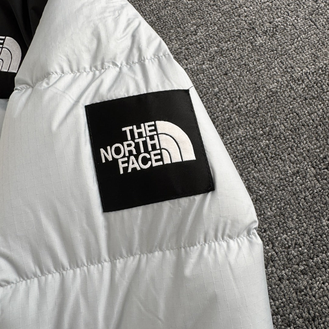 Chamarra The North Face Nuptse Azul Cielo — parche en la manga