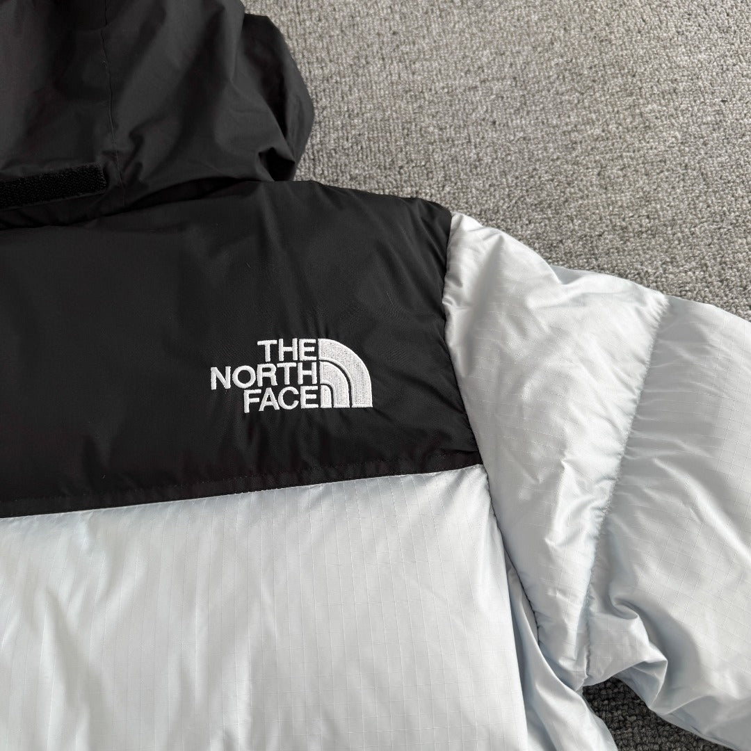 Chamarra The North Face Nuptse Azul Cielo — logo en la espalda