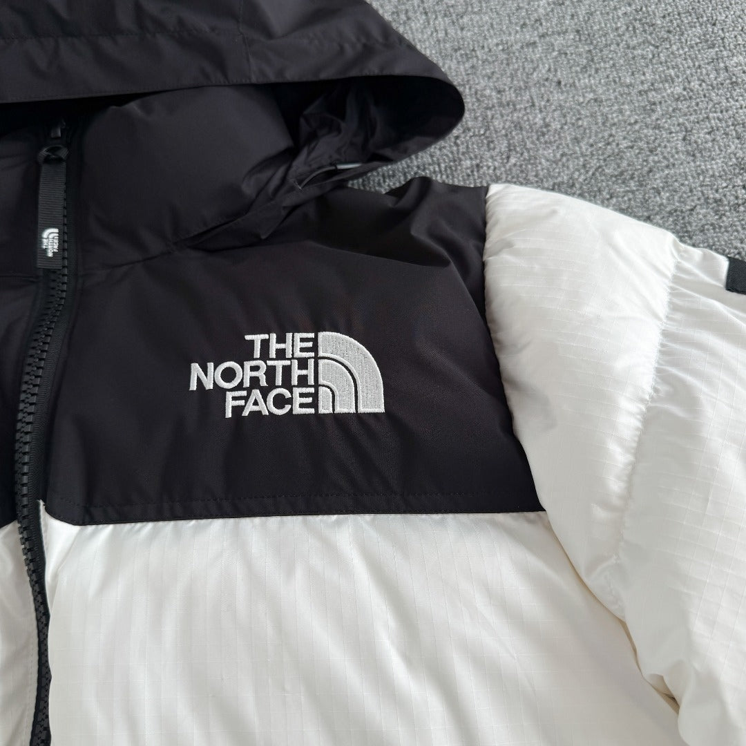 Chamarra The North Face Nuptse Blanca — logo bordado