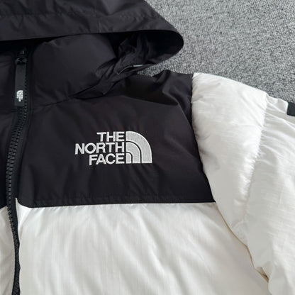 Chamarra The North Face Nuptse Blanca — logo bordado