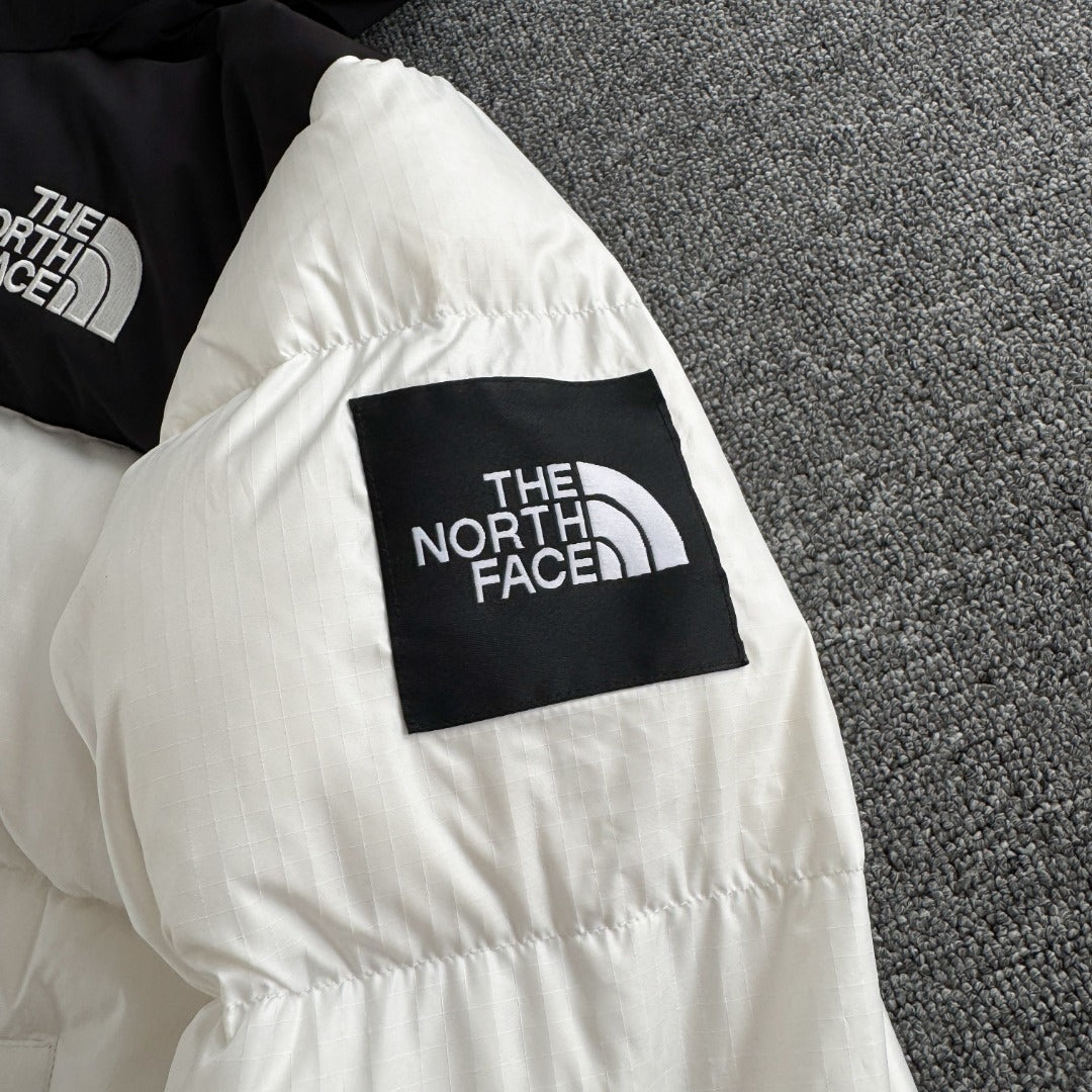 Chamarra The North Face Nuptse Blanca — parche en la manga