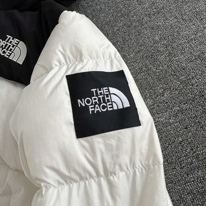 Chamarra The North Face Nuptse Blanca — parche en la manga