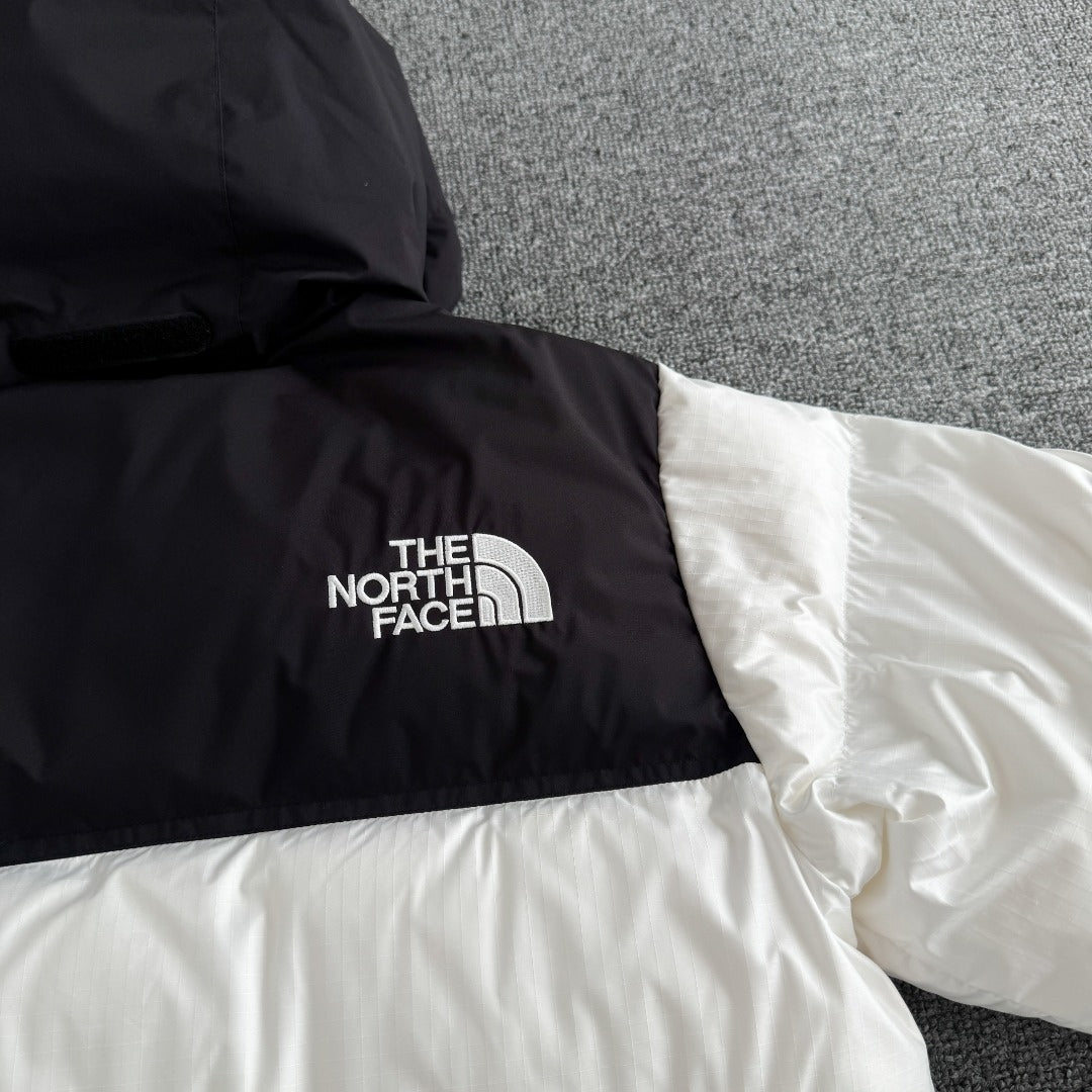 Chamarra The North Face Nuptse Blanca — logo en la espalda