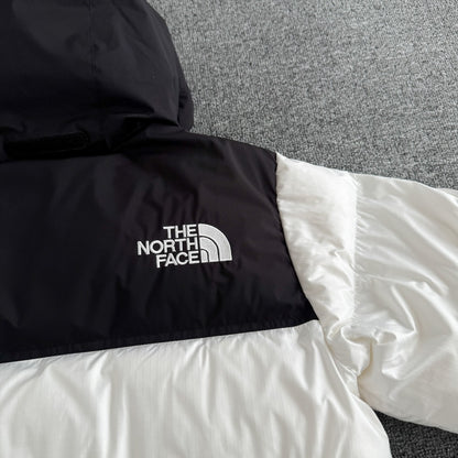 Chamarra The North Face Nuptse Blanca — logo en la espalda