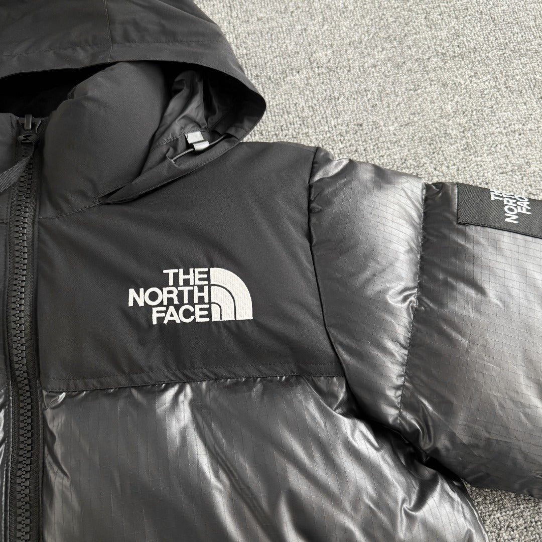 Chamarra The North Face Nuptse con Capucha Negra — logo bordado