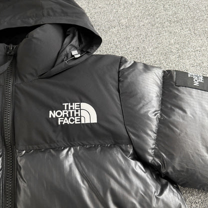 Chamarra The North Face Nuptse con Capucha Negra — logo bordado