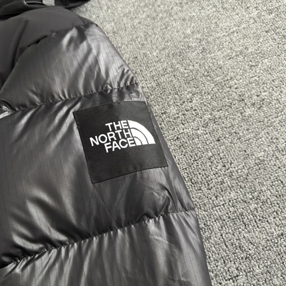 Chamarra The North Face Nuptse con Capucha Negra — parche en la manga