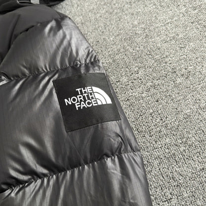 Chamarra The North Face Nuptse con Capucha Negra — parche en la manga