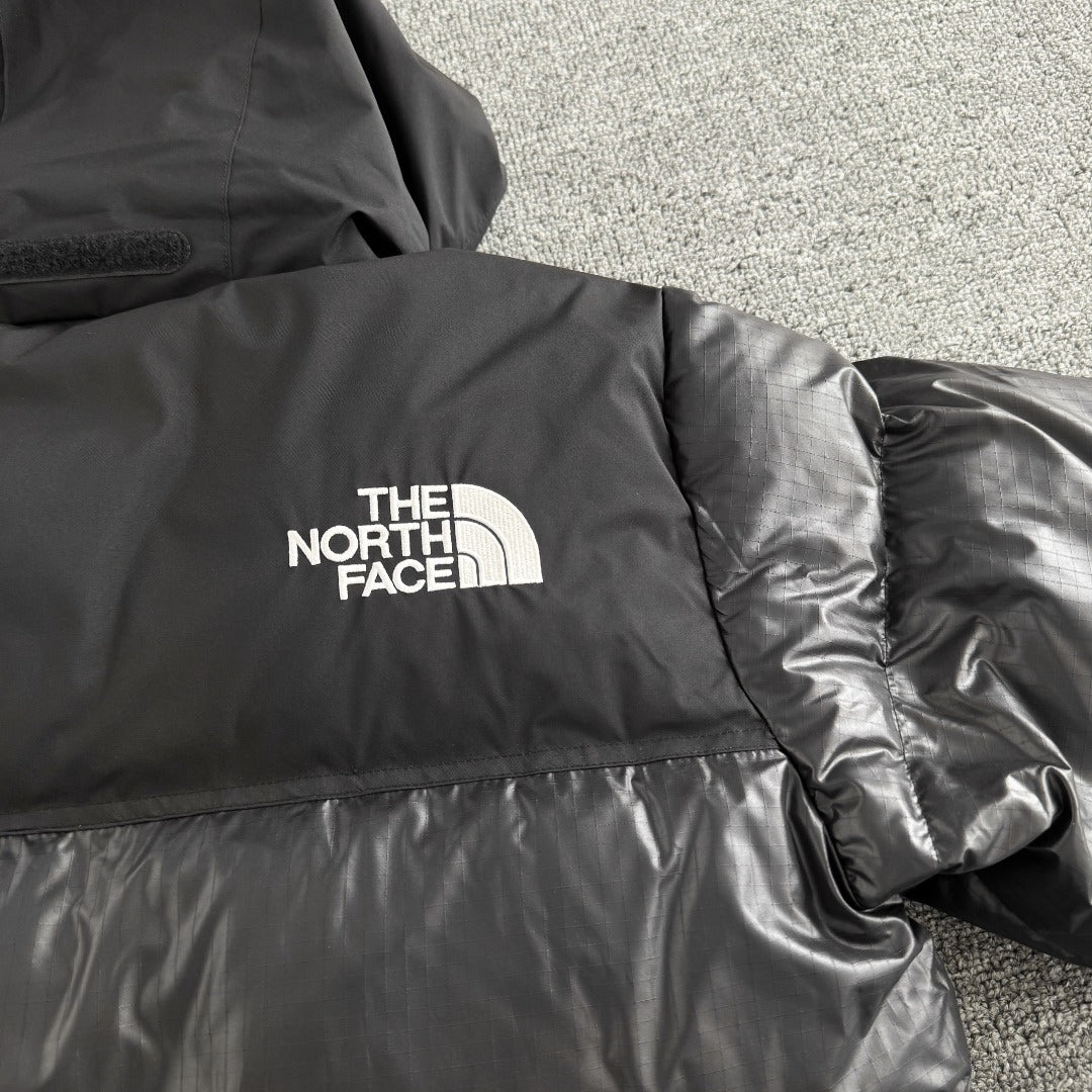 Chamarra The North Face Nuptse con Capucha Negra — logo en la espalda
