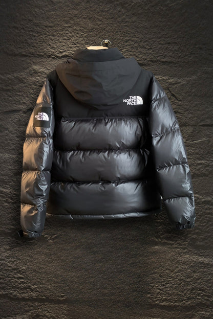 Chamarra The North Face Nuptse con Capucha Negra — espalda