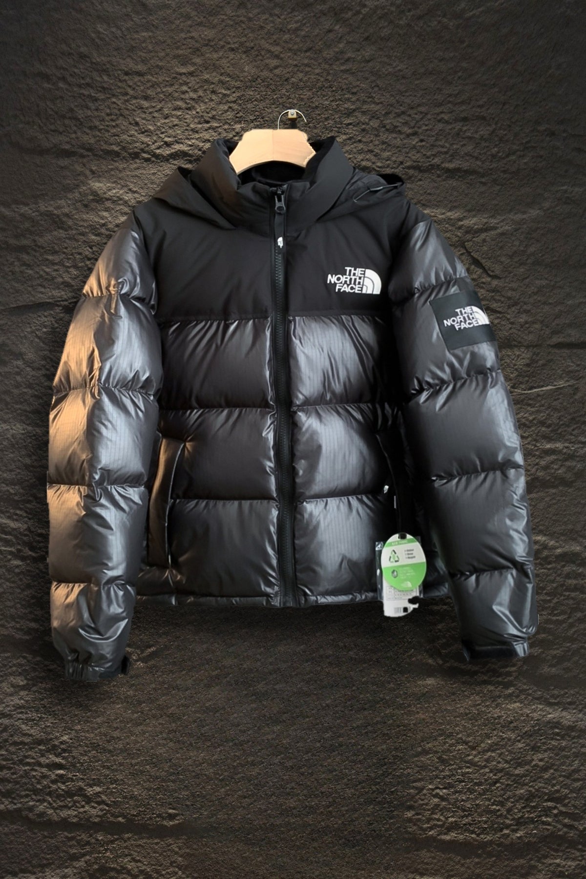 Chamarra The North Face Nuptse con Capucha Negra — frente