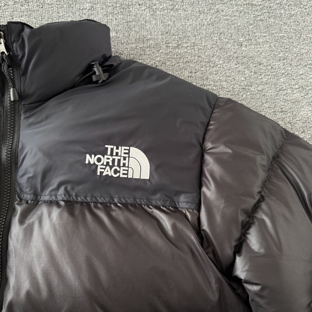 Chamarra The North Face Nuptse Negra — logo bordado
