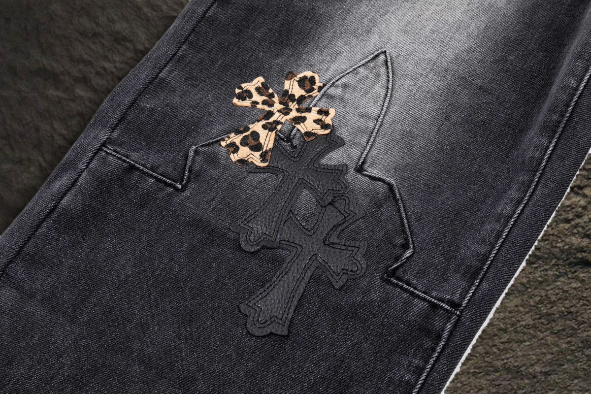 Jeans Chrome Hearts Cruces de Leopardo Negro Deslavado — panel de daga en la rodilla