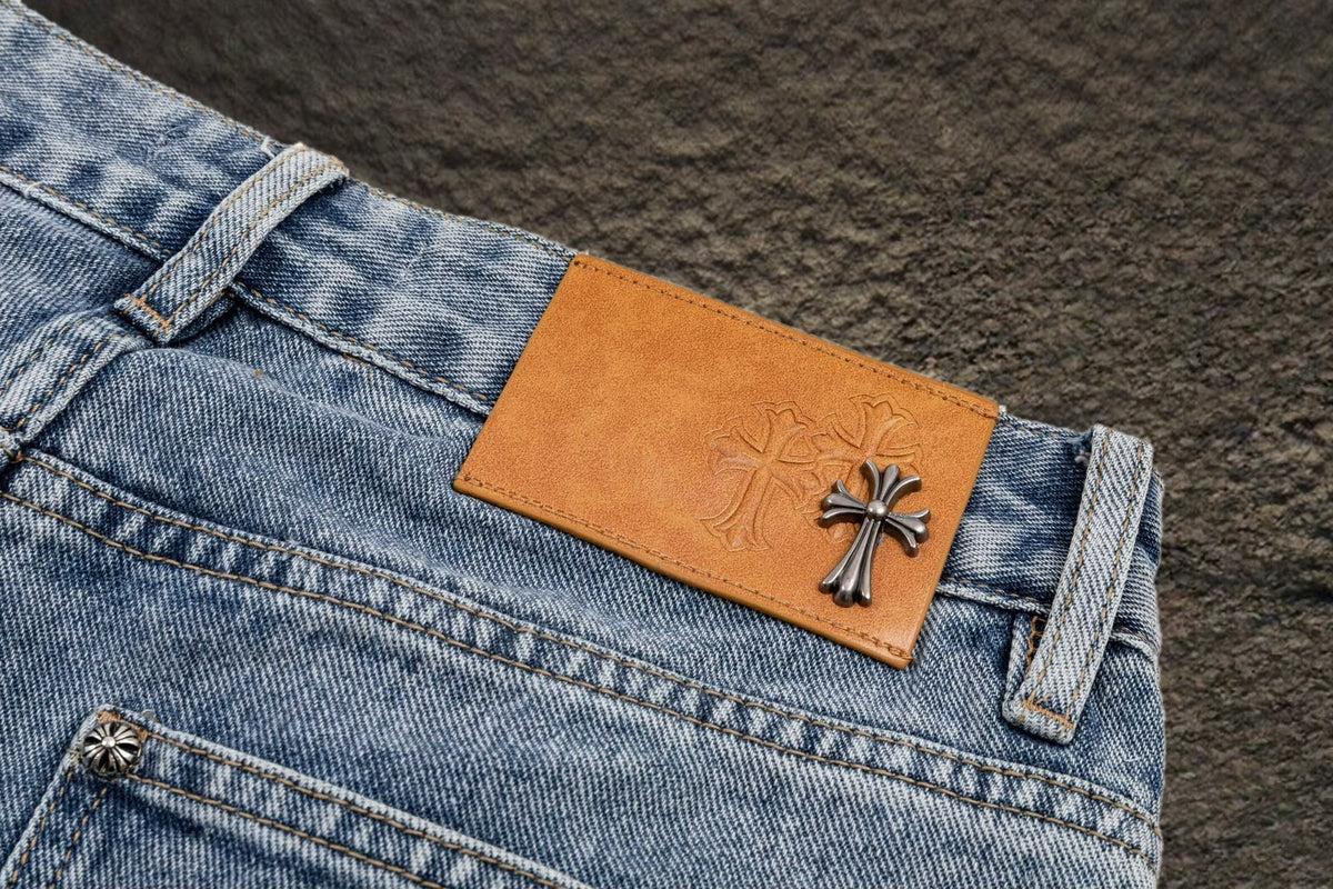 Jeans Chrome Hearts Cruces de Piel Tricolor Azul Claro — parche de piel trasero