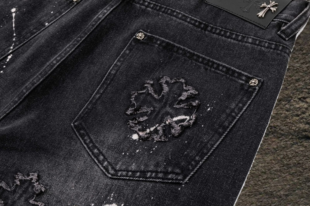 Jeans Chrome Hearts Cruces Deshilachadas y Pintura Negro Deslavado — bolsillo trasero
