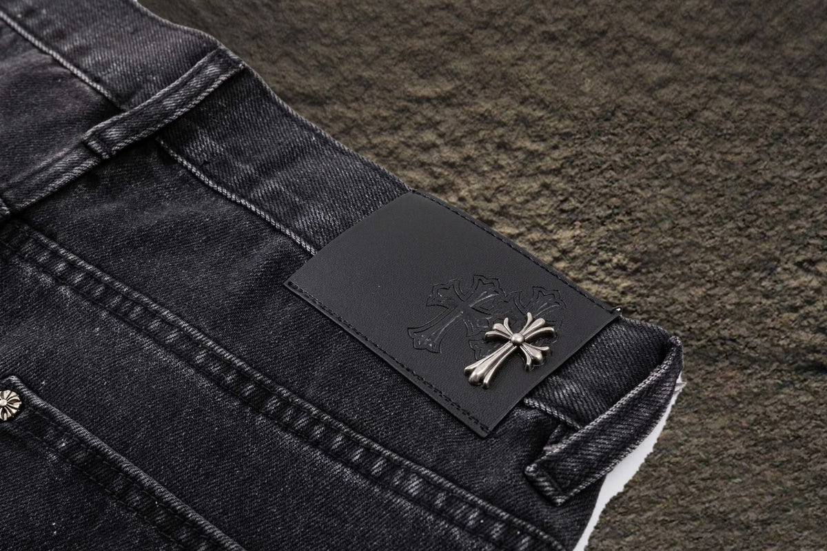 Jeans Chrome Hearts Cruces Deshilachadas y Pintura Negro Deslavado — parche de piel trasero
