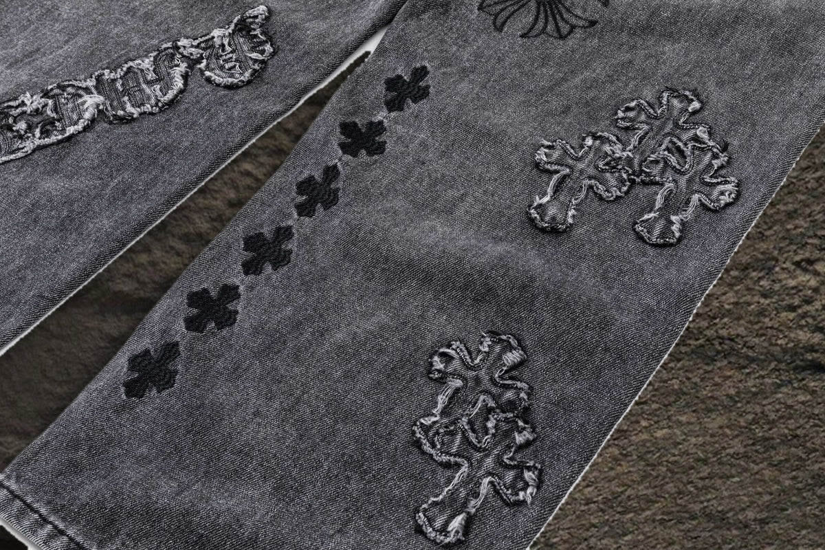 Jeans Chrome Hearts Rolling Stones y Parches Gris Deslavado — cruces bordadas y parches