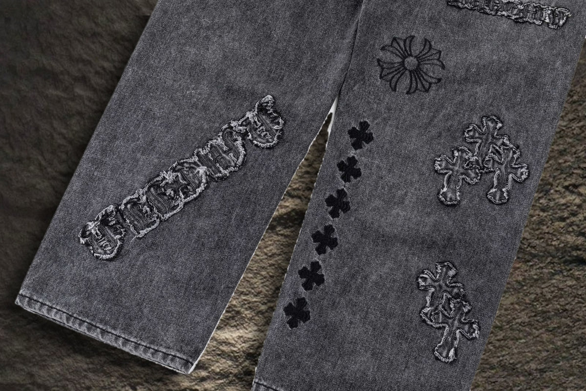 Jeans Chrome Hearts Rolling Stones y Parches Gris Deslavado — detalle de las piernas