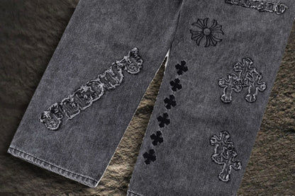 Jeans Chrome Hearts Rolling Stones y Parches Gris Deslavado — detalle de las piernas