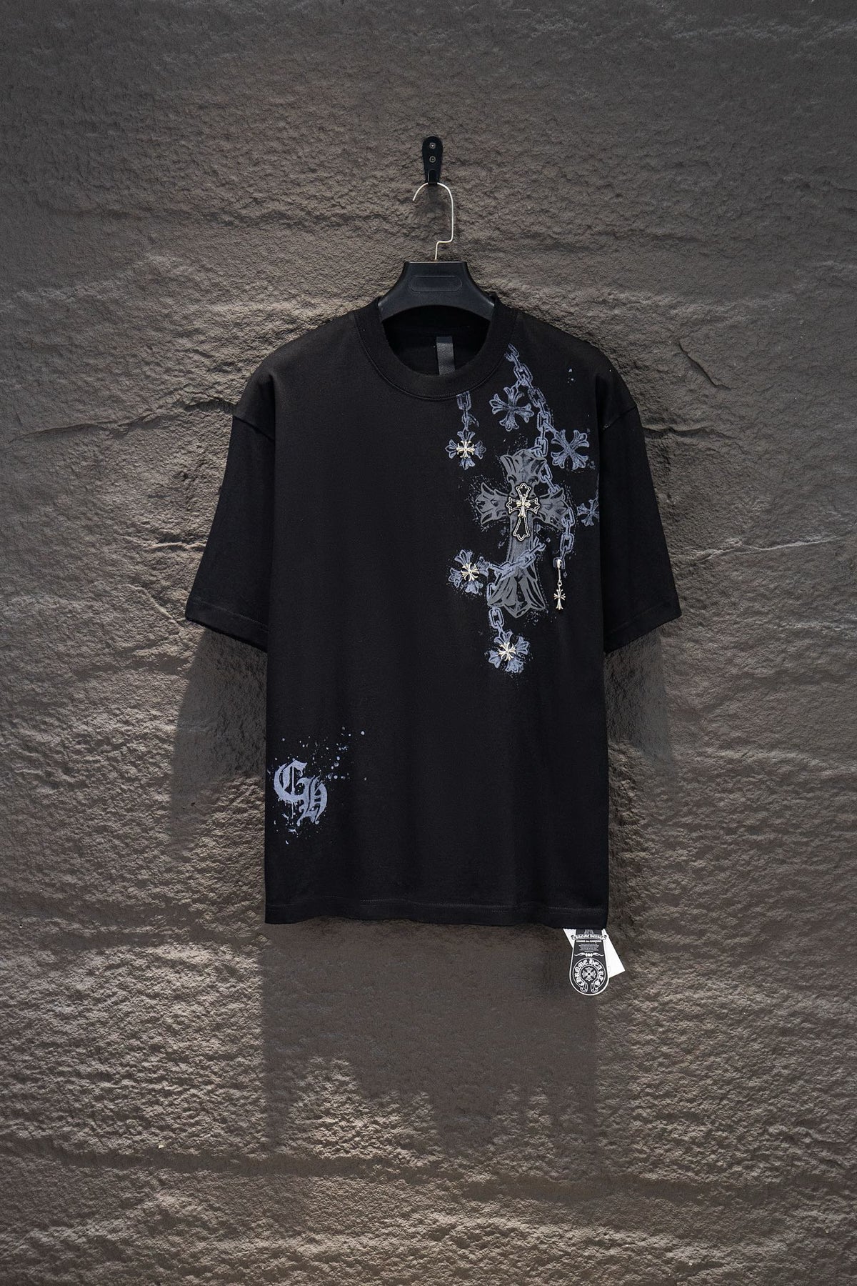 Playera Chrome Hearts Cadenas y Cruces Metálicas Negra — frente
