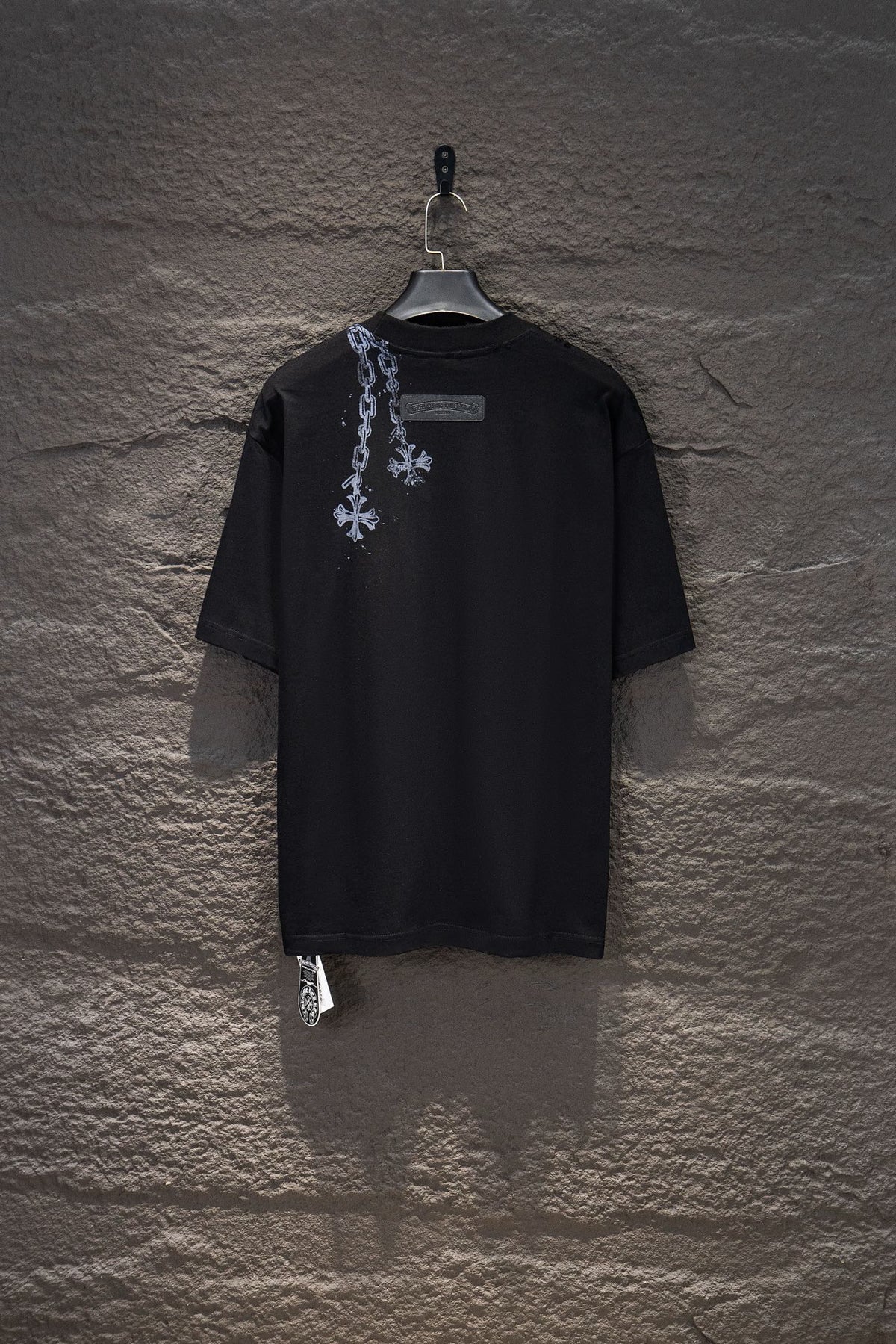 Playera Chrome Hearts Cadenas y Cruces Metálicas Negra — espalda