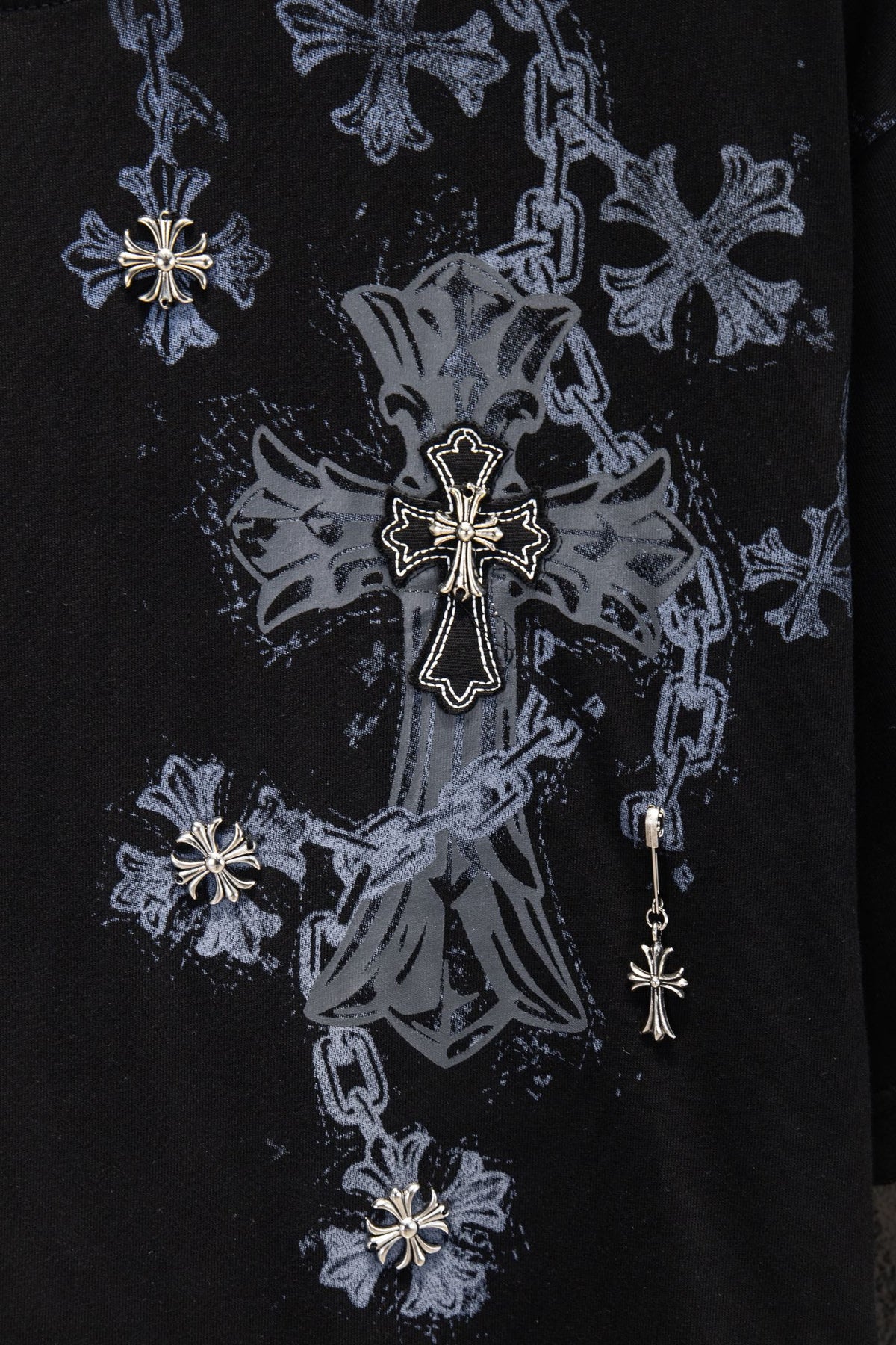 Playera Chrome Hearts Cadenas y Cruces Metálicas Negra — detalle del frente