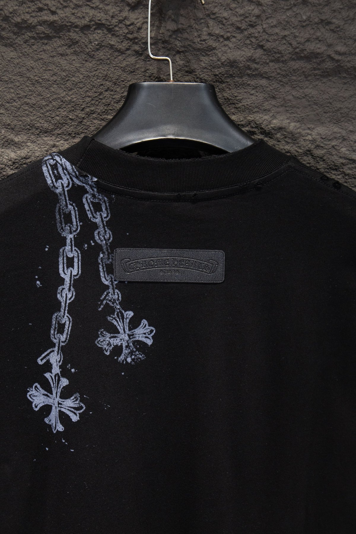 Playera Chrome Hearts Cadenas y Cruces Metálicas Negra — detalle de la espalda