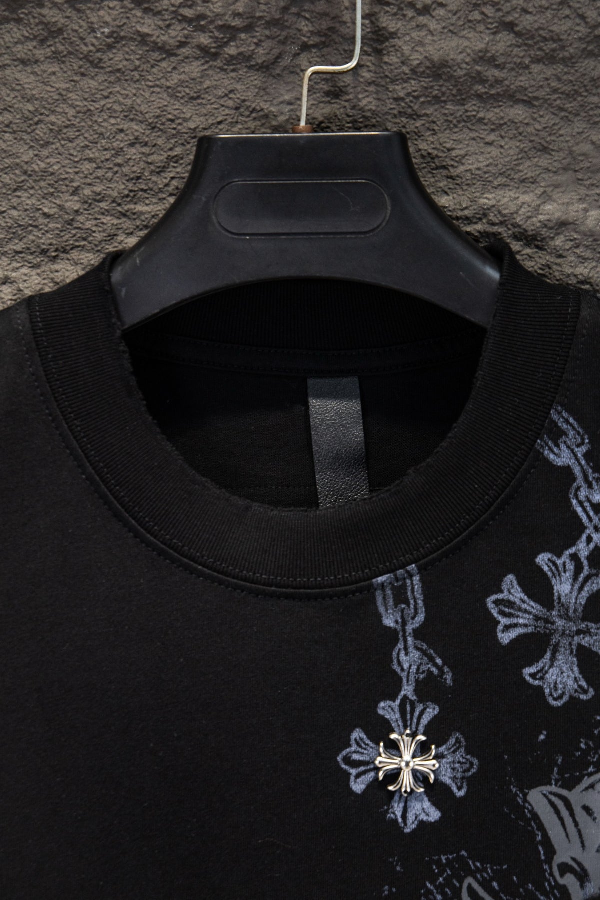 Playera Chrome Hearts Cadenas y Cruces Metálicas Negra — cuello