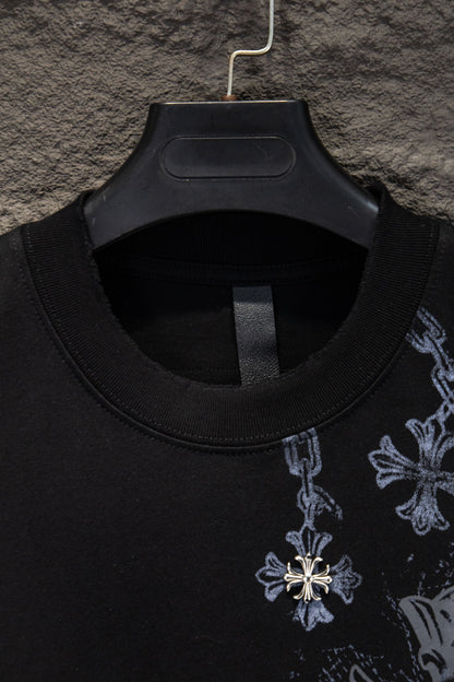 Playera Chrome Hearts Cadenas y Cruces Metálicas Negra — cuello