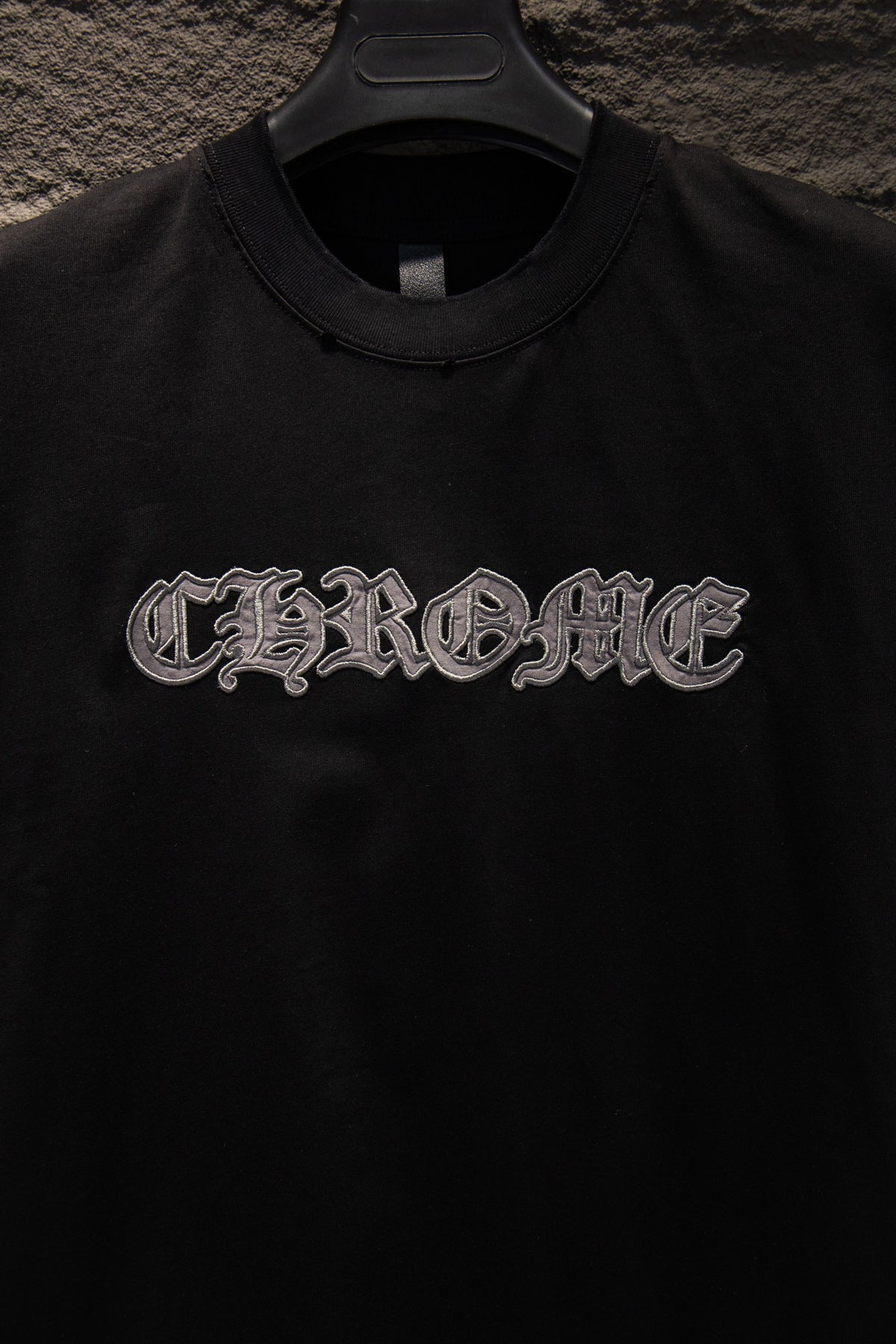 Playera Chrome Hearts CH 33 Parches Grises Negra — parche del frente