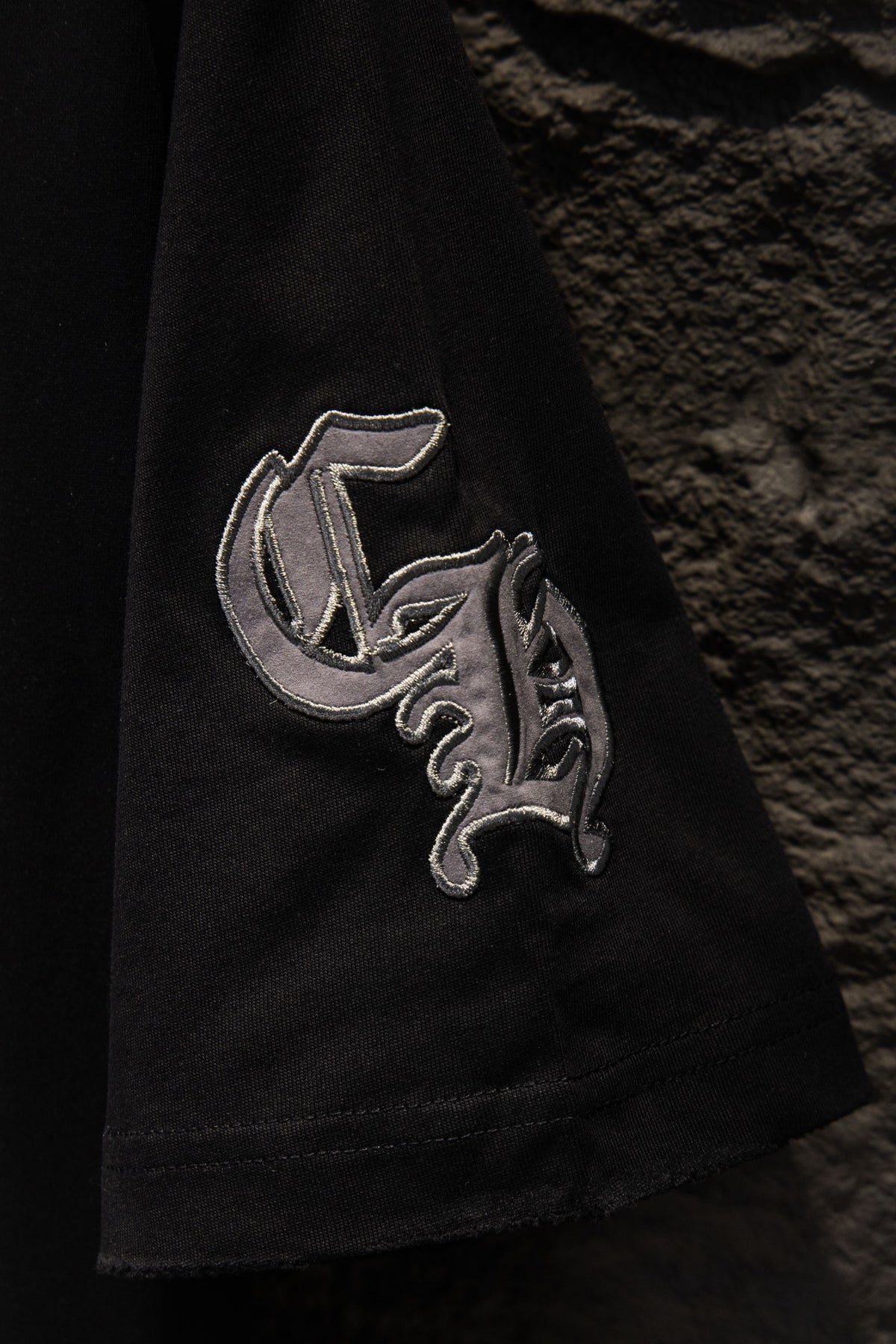 Playera Chrome Hearts CH 33 Parches Grises Negra — manga con CH