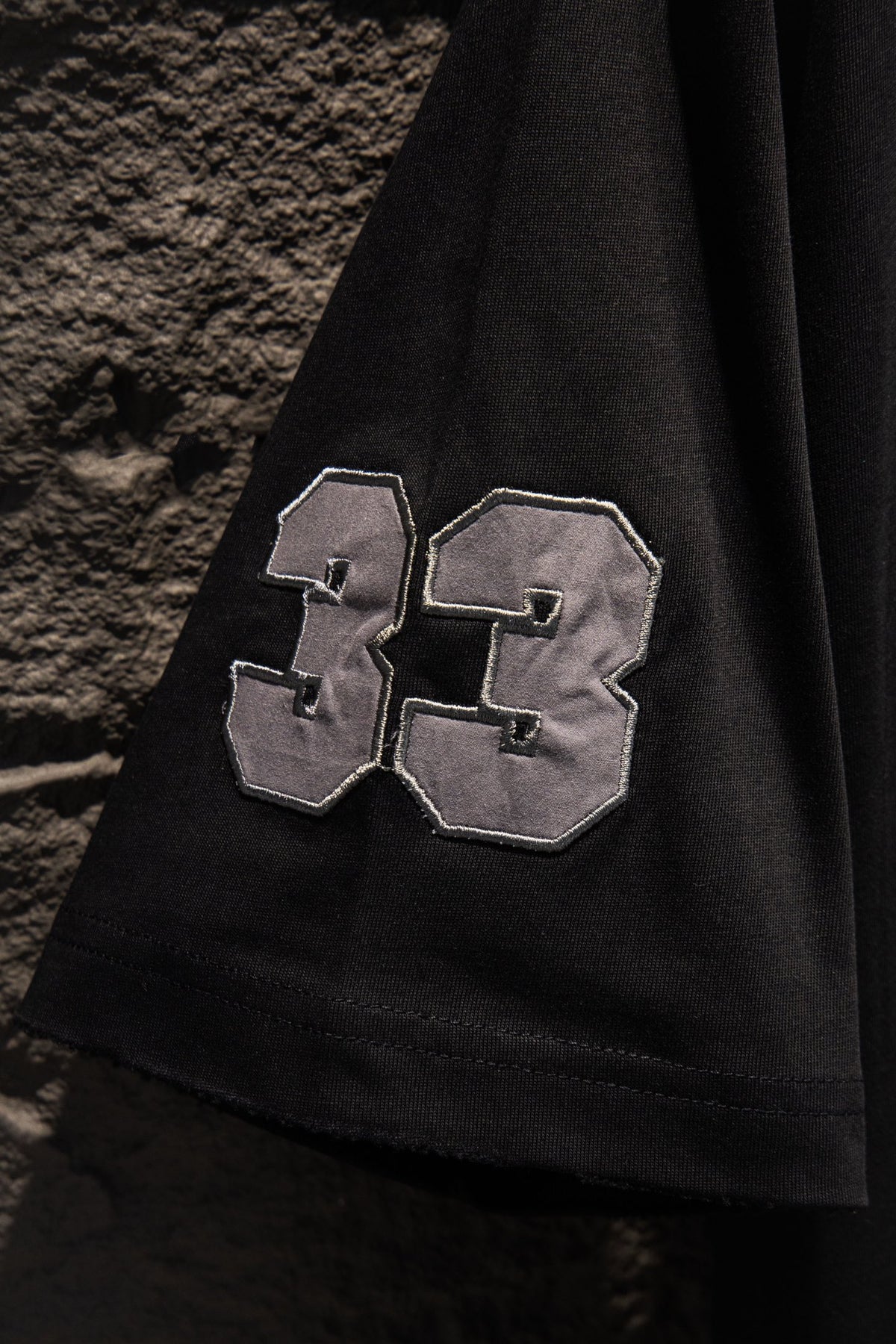Playera Chrome Hearts CH 33 Parches Grises Negra — manga con 33