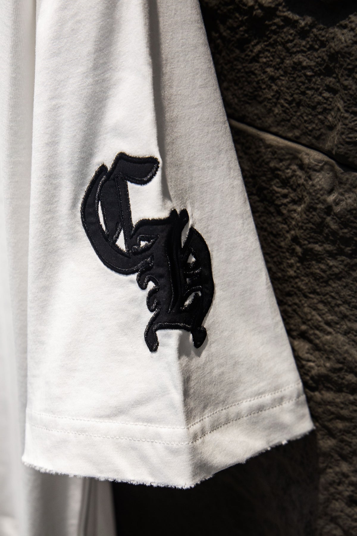 Playera Chrome Hearts CH 33 Parches Negros Blanca — manga con CH