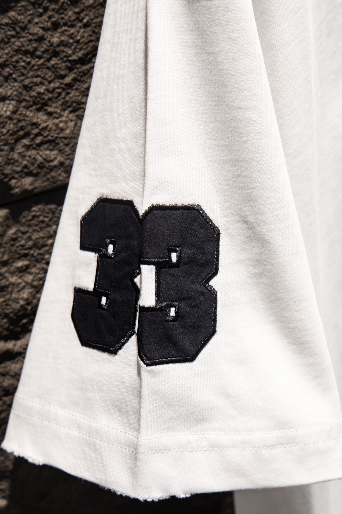Playera Chrome Hearts CH 33 Parches Negros Blanca — manga con 33
