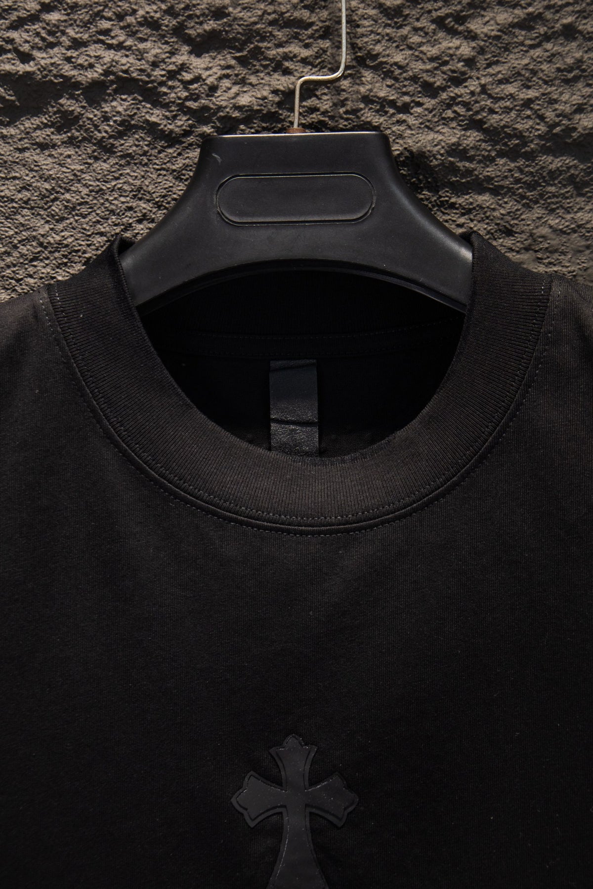 Playera Chrome Hearts CH de Pedrería Negra — cuello
