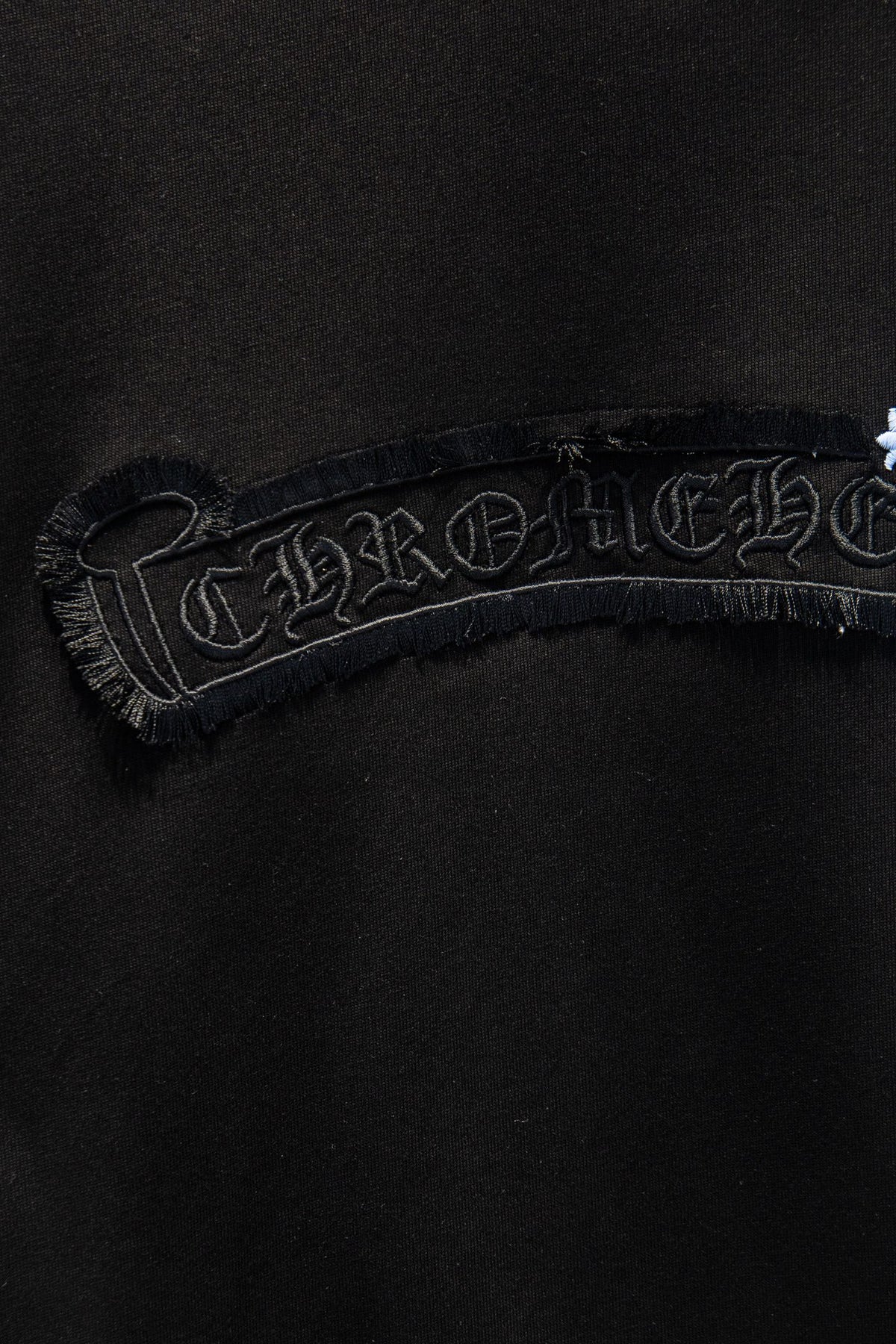 Playera Chrome Hearts Cruces Azul Cielo Bordadas Negra — banda con letras góticas