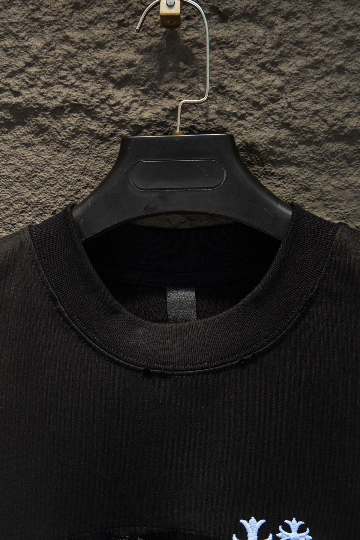 Playera Chrome Hearts Cruces Azul Cielo Bordadas Negra — cuello