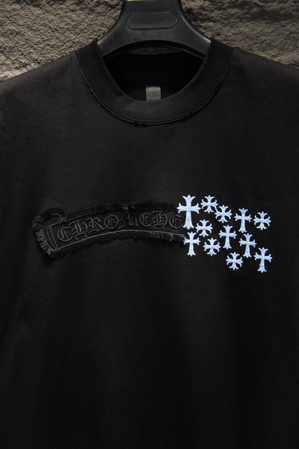 Playera Chrome Hearts Cruces Azul Cielo Bordadas Negra — detalle del frente