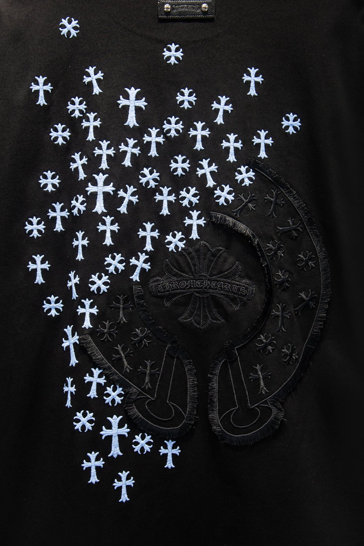 Playera Chrome Hearts Cruces Azul Cielo Bordadas Negra — detalle de la espalda