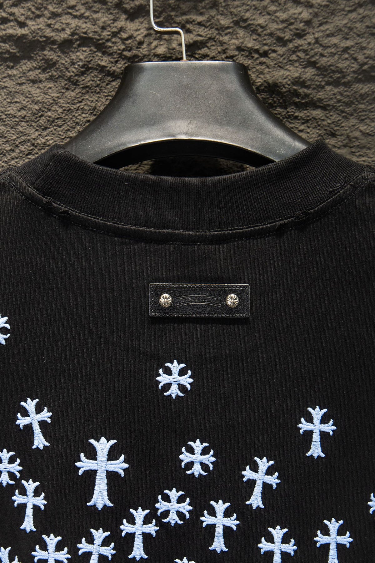 Playera Chrome Hearts Cruces Azul Cielo Bordadas Negra — parche en la espalda