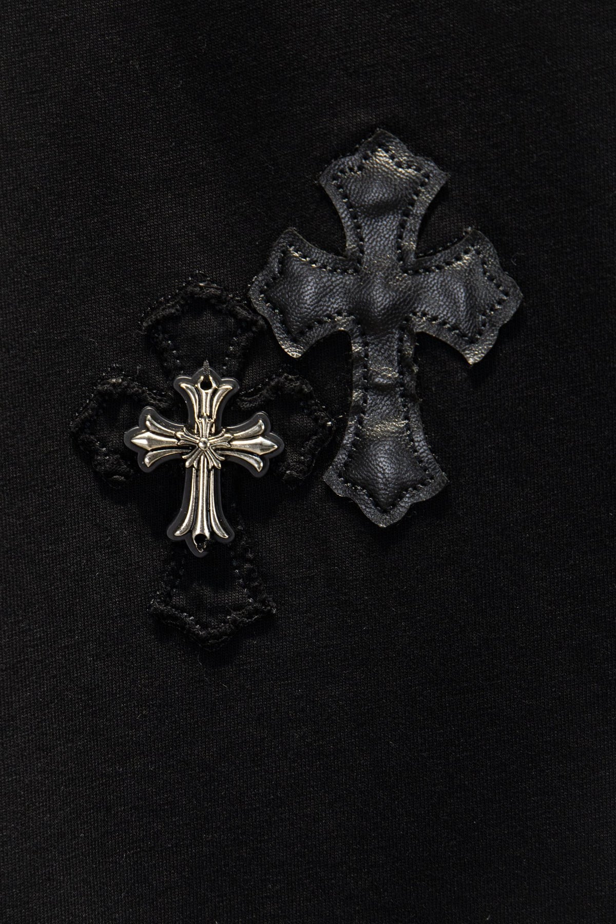 Playera Chrome Hearts Cruces de Piel Negra — cruces de piel con herraje metálico